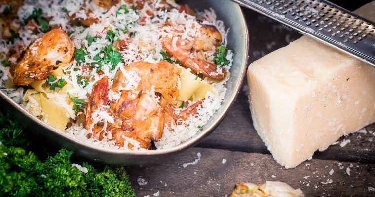 Gegrilde scampi pasta met gerookte look