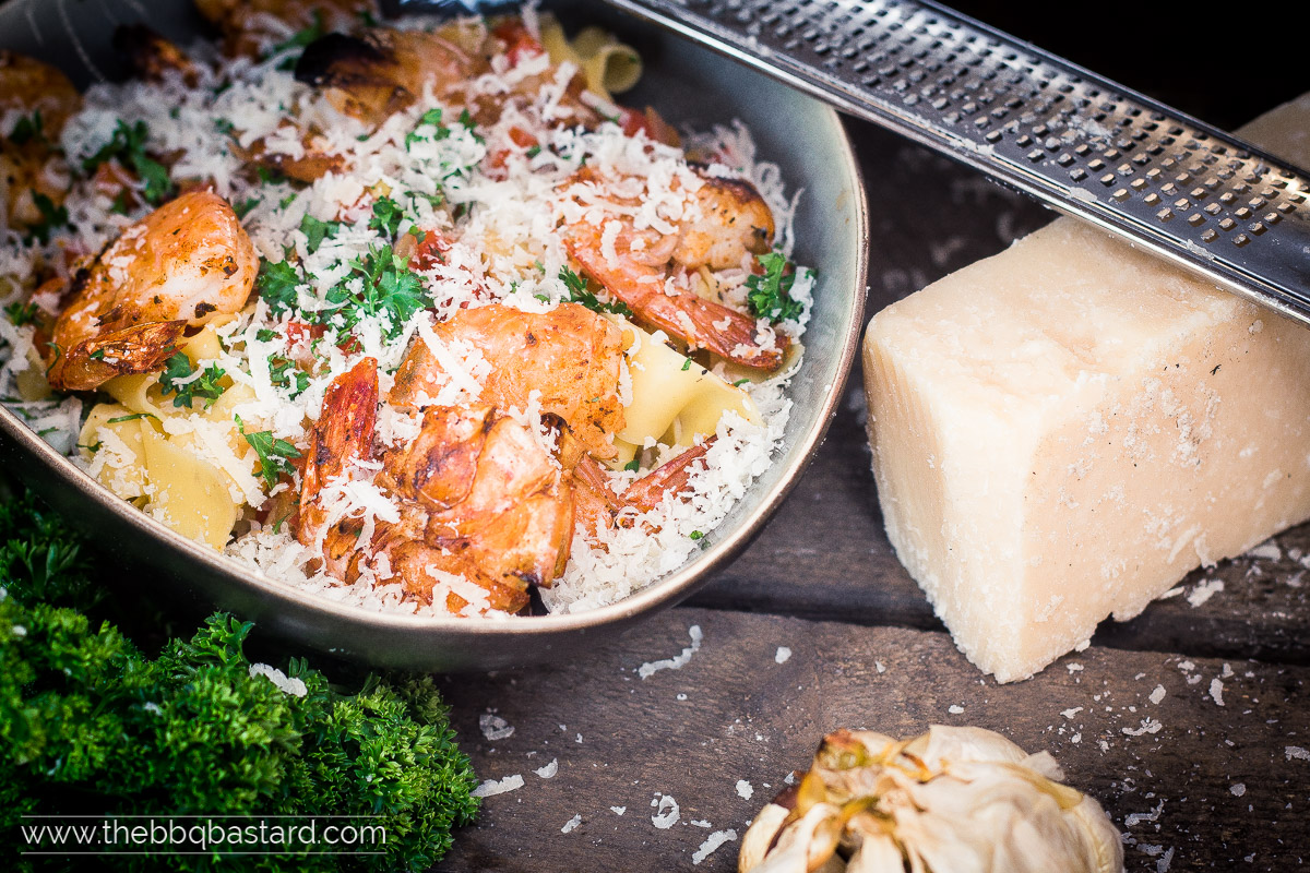 Gegrilde scampi pasta met gerookte look