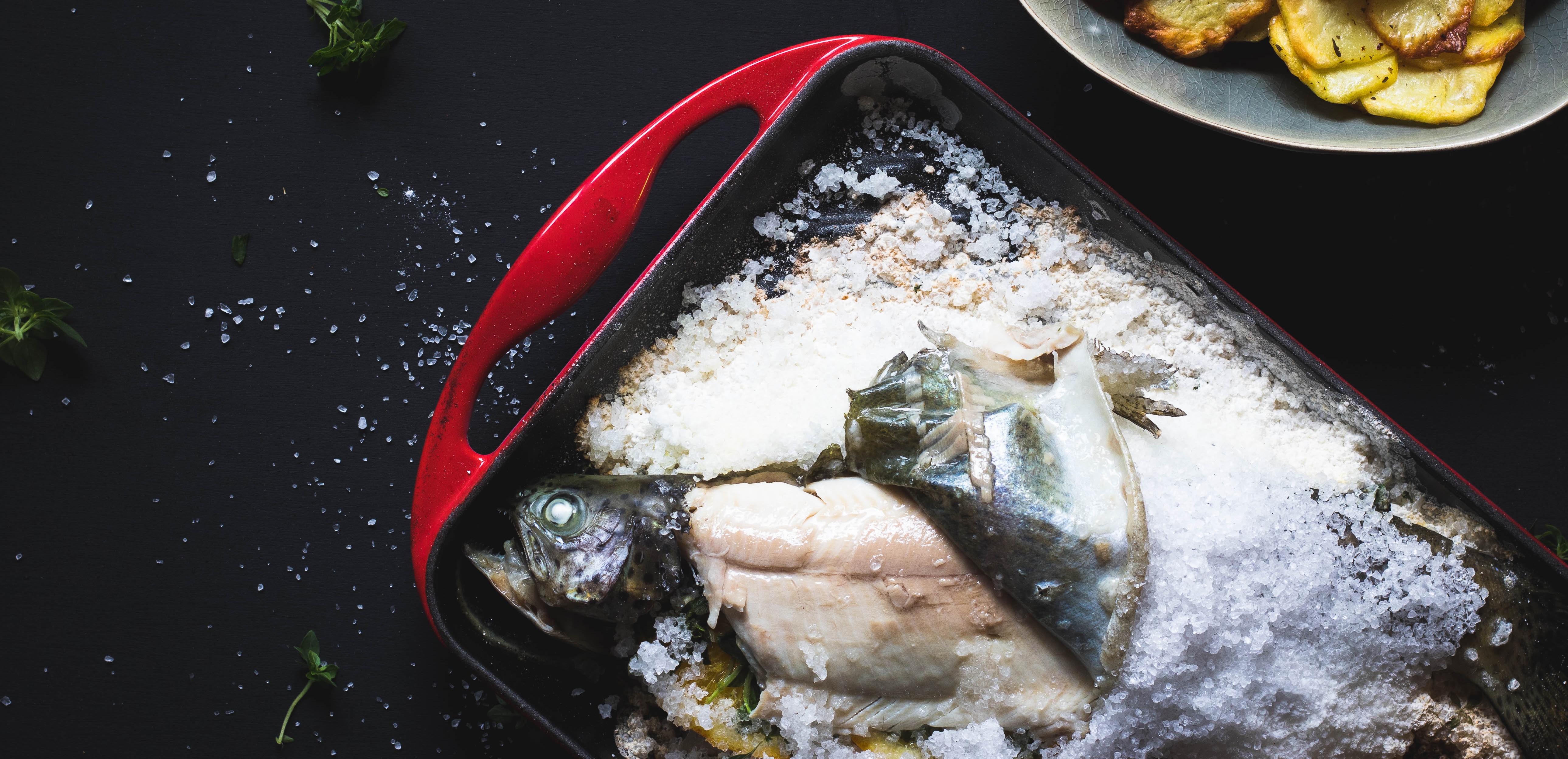 Forel in zoutkorst met basilicum en appelsien