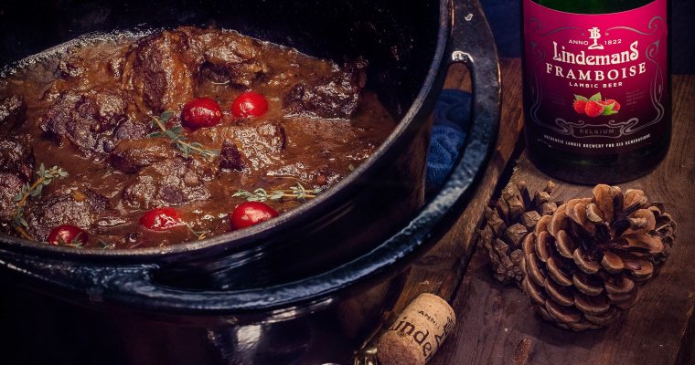 Stoofpotje van gegrilde hertenwangen met frambozenbier