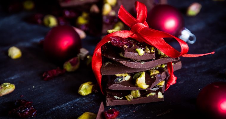 Gerookte chocolade bark met pistache en veenbessen