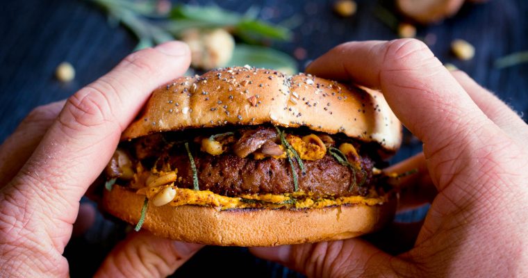 Hamra Harvest Burger met pompoen hummus