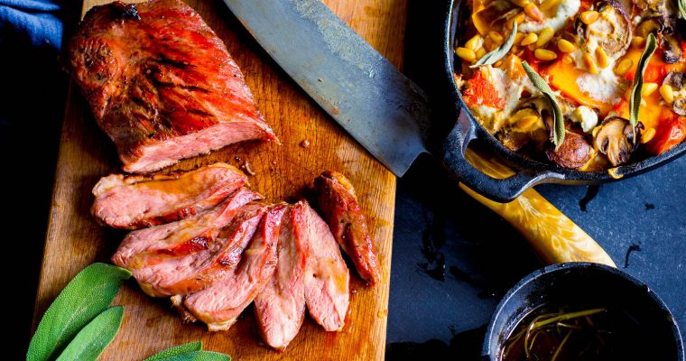 Lauwwarm gerookte eendenborst in sinaasappellak