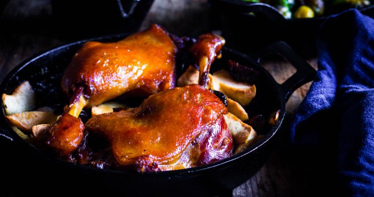 Op de BBQ gekonfijte eendenbout met appeltjes