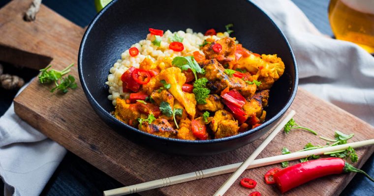 Kip Curry met gebrande bloemkool uit de Dutch oven